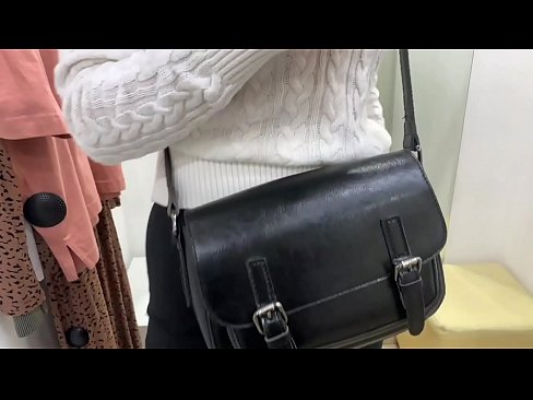 ❤️ 年轻婊子FeralBerry在试衣间用假阳具公开自慰 ❤️ Porno vk